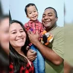 Hijo ayudando a su padre mayor a ejercitarse